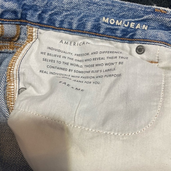 American Eagle Outfitters Blue Mom Jeans Light Wash - Picture 12 of 16